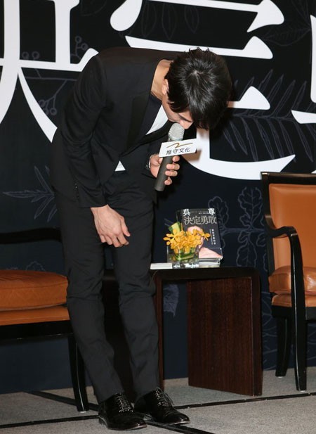 Những màn nói dối kinh điển của sao Cbiz: Tiến sĩ rởm bị vạch trần, kẻ cúi đầu xin lỗi vì bí mật lấy vợ sinh con