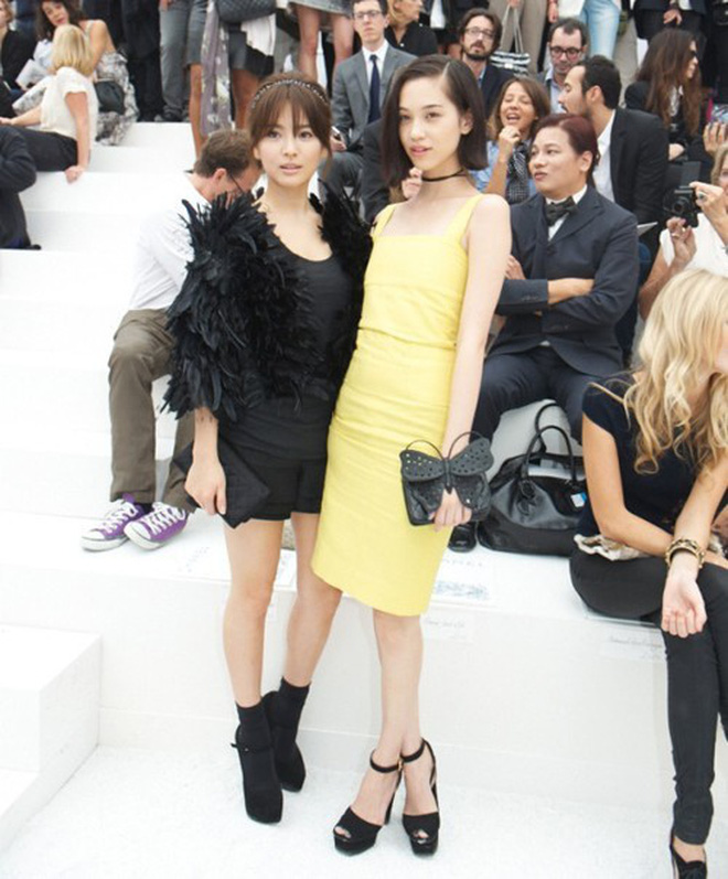 Giữa sóng gió, Song Hye Kyo bày tỏ niềm thương tiếc trước sự ra đi của Karl Lagerfeld cùng bộ hình ấn tượng