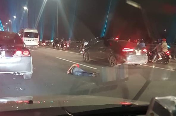 Hà Nội: Một người đàn ông đi bộ trên cầu Nhật Tân bị ô tô tông nguy kịch