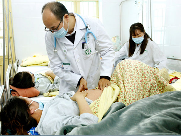 Sau sốt cao, cô gái Hà Nội viêm não nguy kịch do mắc sởi