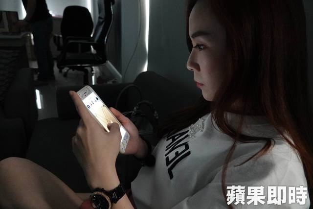 Cô gái trẻ 25 tuổi vô tình làm hỏng đôi mắt của mình trong 2 năm vì thường xuyên nhìn màn hình điện thoại kiểu này