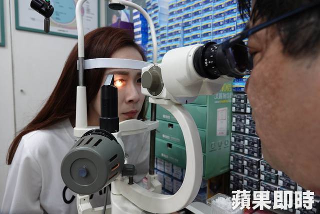 Cô gái trẻ 25 tuổi vô tình làm hỏng đôi mắt của mình trong 2 năm vì thường xuyên nhìn màn hình điện thoại kiểu này