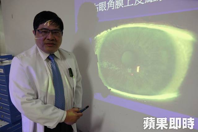 Cô gái trẻ 25 tuổi vô tình làm hỏng đôi mắt của mình trong 2 năm vì thường xuyên nhìn màn hình điện thoại kiểu này