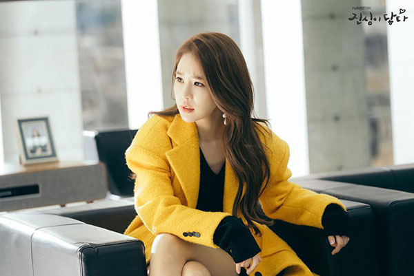 Trở thành thư ký của Lee Dong Wook, Yoo In Na mặc đẹp và sang chảnh tới mức biến công sở thành sàn diễn trong Chạm vào tim em