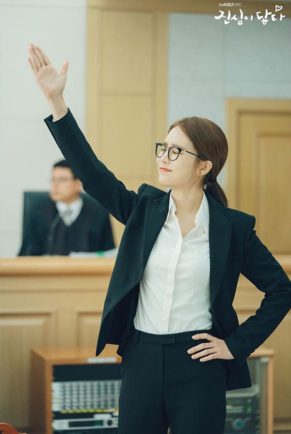 Trở thành thư ký của Lee Dong Wook, Yoo In Na mặc đẹp và sang chảnh tới mức biến công sở thành sàn diễn trong Chạm vào tim em