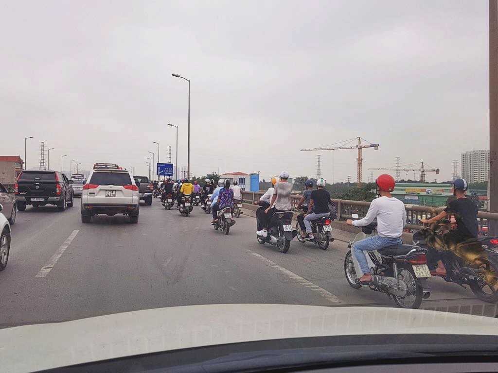 Hàng chục xe máy bất chấp đi vào đường cấm, dàn hàng ngang chặn ô tô chở tân binh để tiễn bạn lên đường