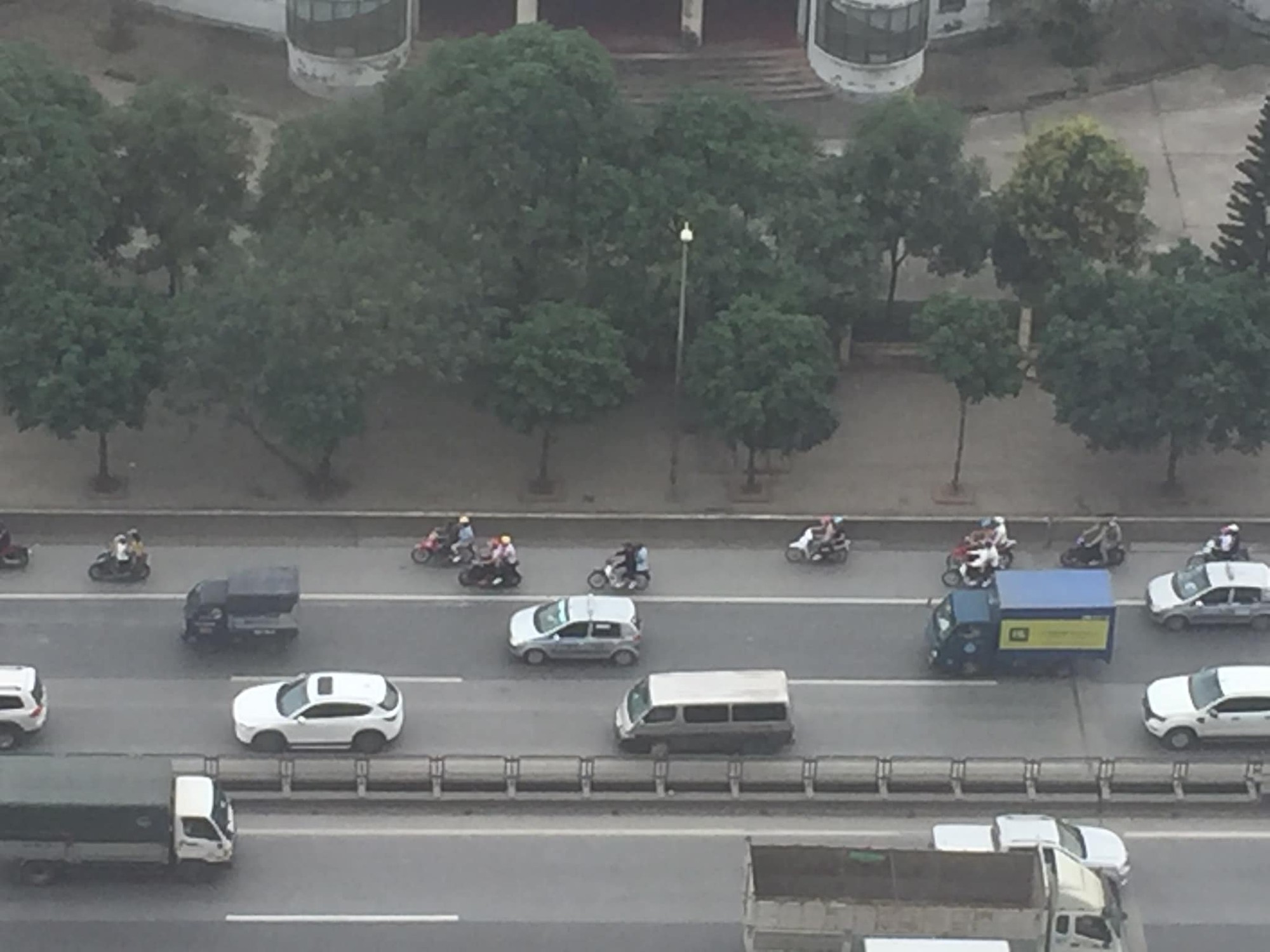 Hàng chục xe máy bất chấp đi vào đường cấm, dàn hàng ngang chặn ô tô chở tân binh để tiễn bạn lên đường