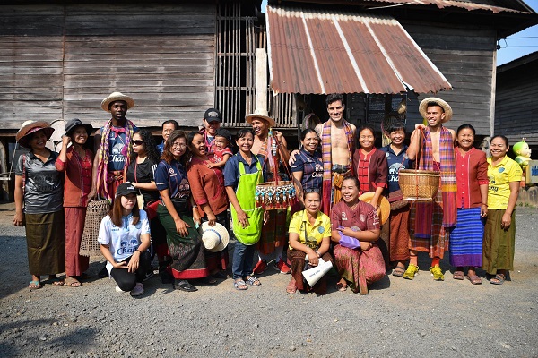 Xuân Trường mặc trang phục địa phương đi hái lá dâu, nuôi tằm cùng Buriram United