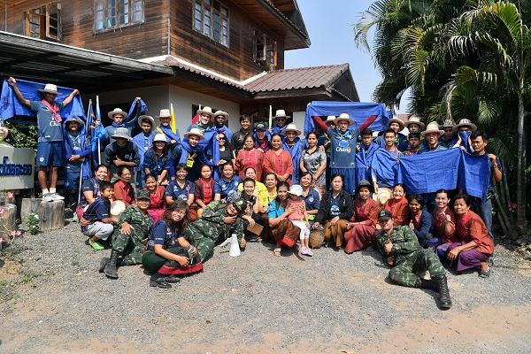 Xuân Trường mặc trang phục địa phương đi hái lá dâu, nuôi tằm cùng Buriram United