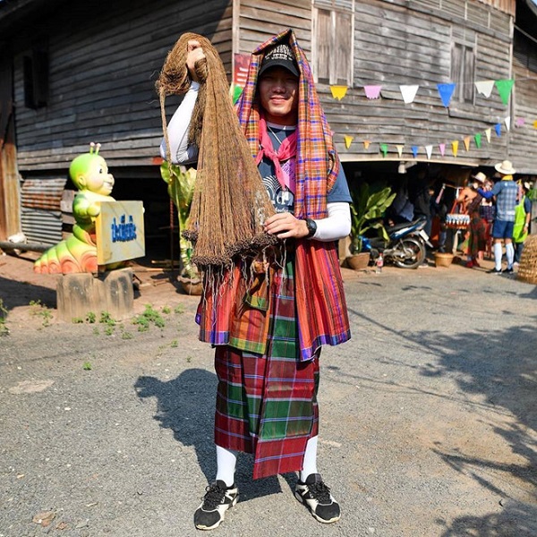 Xuân Trường mặc trang phục địa phương đi hái lá dâu, nuôi tằm cùng Buriram United