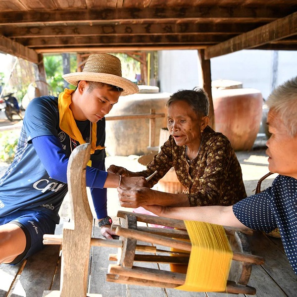 Xuân Trường mặc trang phục địa phương đi hái lá dâu, nuôi tằm cùng Buriram United