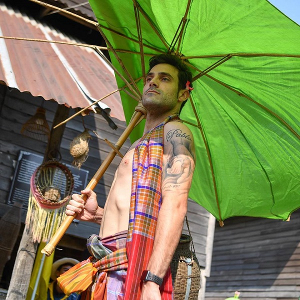 Xuân Trường mặc trang phục địa phương đi hái lá dâu, nuôi tằm cùng Buriram United