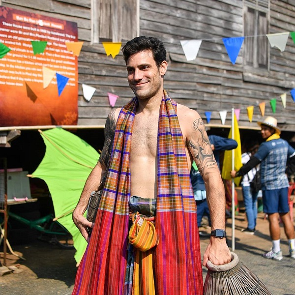 Xuân Trường mặc trang phục địa phương đi hái lá dâu, nuôi tằm cùng Buriram United