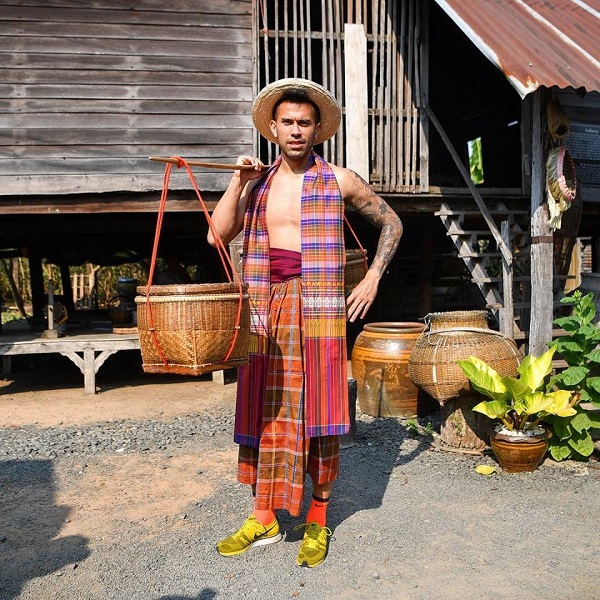 Xuân Trường mặc trang phục địa phương đi hái lá dâu, nuôi tằm cùng Buriram United