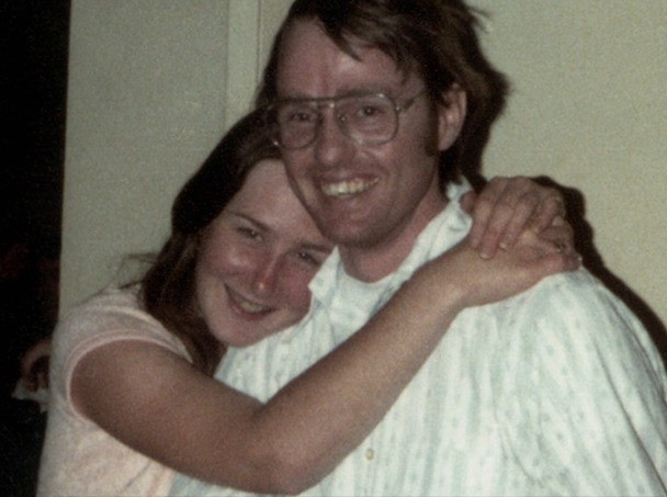 Quá giang xe cặp vợ chồng, thiếu nữ tự bước vào địa ngục: 7 năm sống trong quan tài, bị đánh đập và cưỡng hiếp mỗi ngày Quá giang xe cặp vợ chồng, thiếu nữ tự bước vào địa ngục: 7 năm sống trong quan tài, bị đánh đập và cưỡng hiếp mỗi ngày