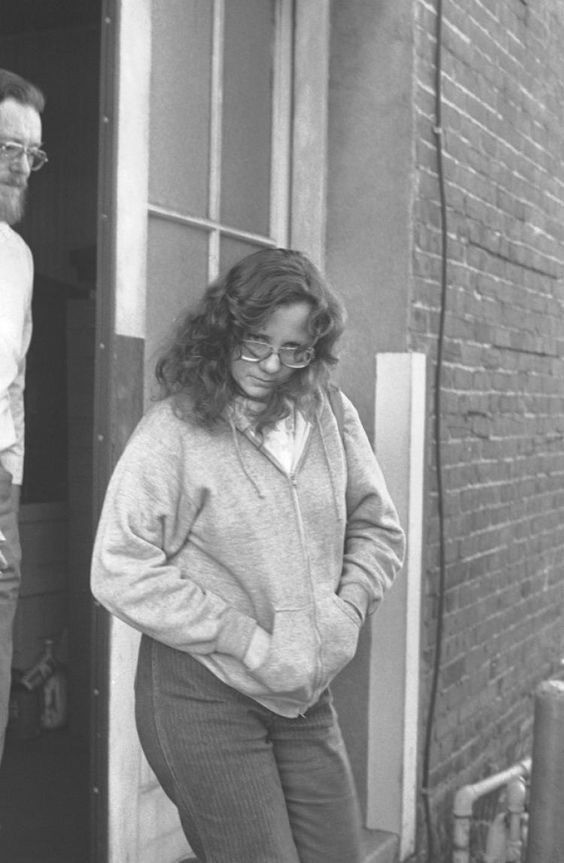 Quá giang xe cặp vợ chồng, thiếu nữ tự bước vào địa ngục: 7 năm sống trong quan tài, bị đánh đập và cưỡng hiếp mỗi ngày