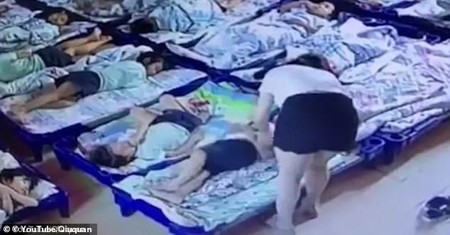Giáo viên mầm non ngược đãi trẻ em không thương tiếc, lấy kẹp giấy đâm vào người hơn 20 đứa trẻ để bắt ngủ trưa