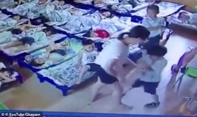 Giáo viên mầm non ngược đãi trẻ em không thương tiếc, lấy kẹp giấy đâm vào người hơn 20 đứa trẻ để bắt ngủ trưa