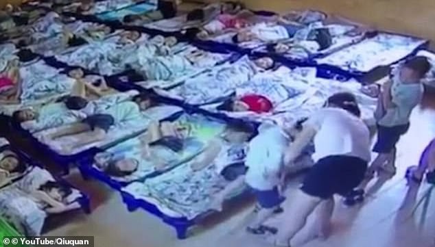 Giáo viên mầm non ngược đãi trẻ em không thương tiếc, lấy kẹp giấy đâm vào người hơn 20 đứa trẻ để bắt ngủ trưa