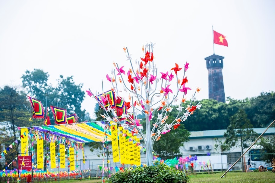 Ngỡ ngàng vườn hướng dương nở rộ giữa lòng Thủ đô