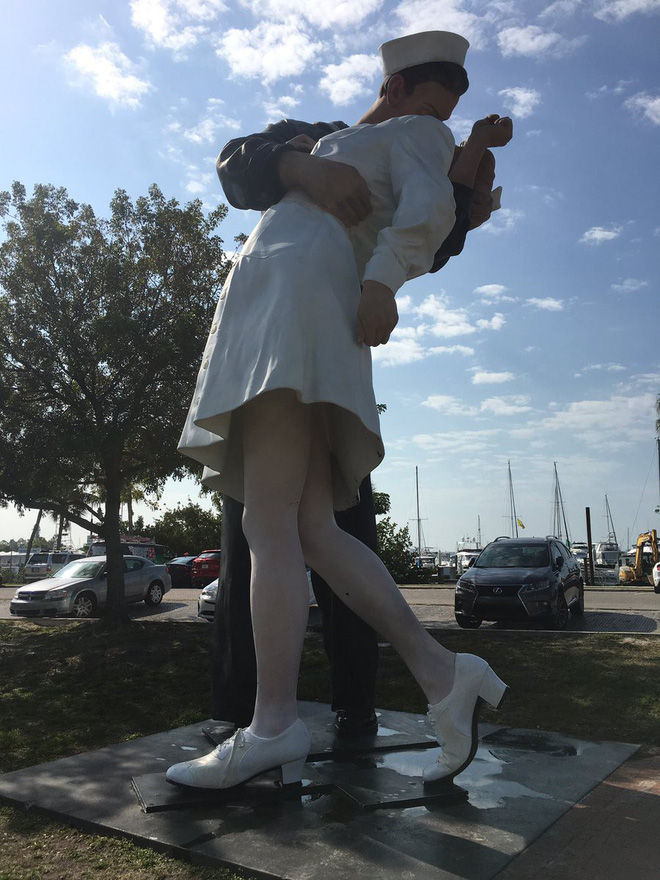 Nụ hôn ở Quảng trường Thời đại bị chỉ trích là quấy rối tình dục sau hơn 7 thập kỷ từ Thế chiến II