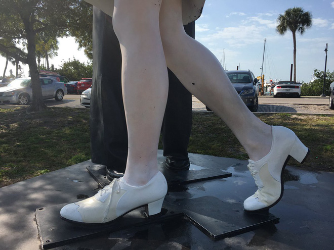 Nụ hôn ở Quảng trường Thời đại bị chỉ trích là quấy rối tình dục sau hơn 7 thập kỷ từ Thế chiến II