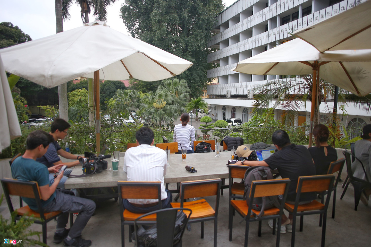 Những ngày dài săn hội nghị Mỹ-Triều và đám cưới bất đắc dĩ vào hình