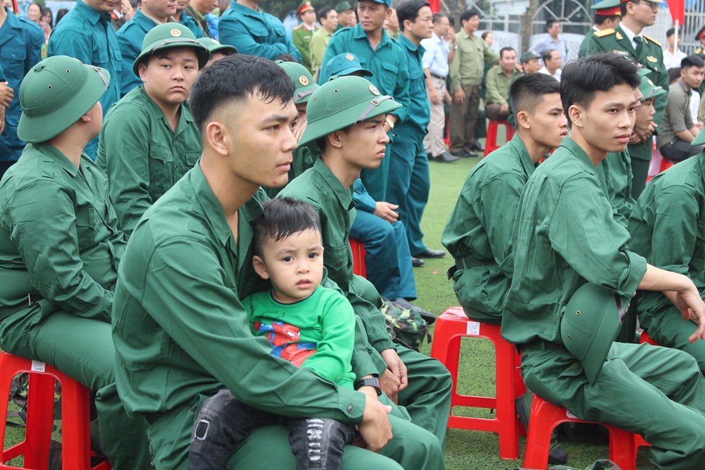 Ảnh: Những giọt nước mắt xúc động trong ngày hội bàn giao nhận quân tại Nghệ An