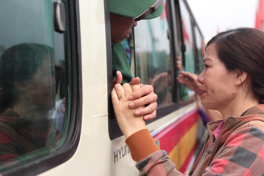 Ảnh: Những giọt nước mắt xúc động trong ngày hội bàn giao nhận quân tại Nghệ An