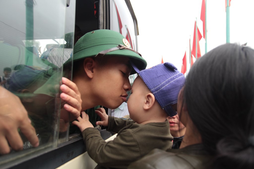 Ảnh: Những giọt nước mắt xúc động trong ngày hội bàn giao nhận quân tại Nghệ An