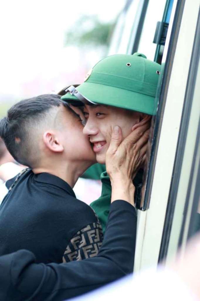 Ảnh: Những giọt nước mắt xúc động trong ngày hội bàn giao nhận quân tại Nghệ An