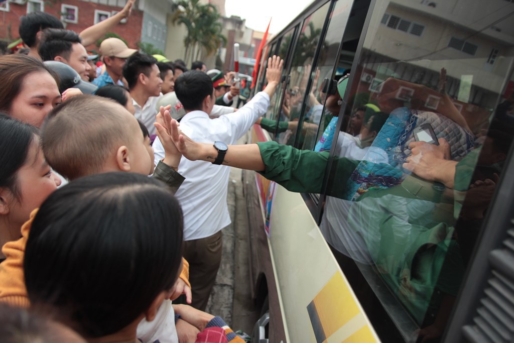 Ảnh: Những giọt nước mắt xúc động trong ngày hội bàn giao nhận quân tại Nghệ An