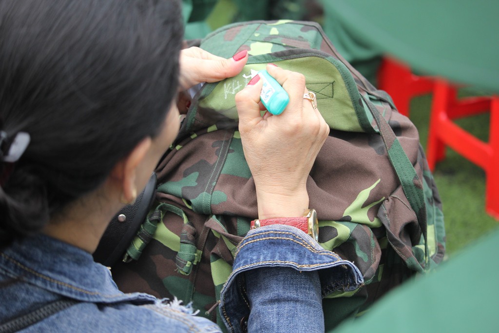 Ảnh: Những giọt nước mắt xúc động trong ngày hội bàn giao nhận quân tại Nghệ An