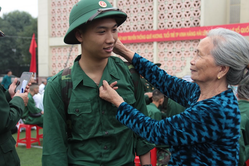 Ảnh: Những giọt nước mắt xúc động trong ngày hội bàn giao nhận quân tại Nghệ An