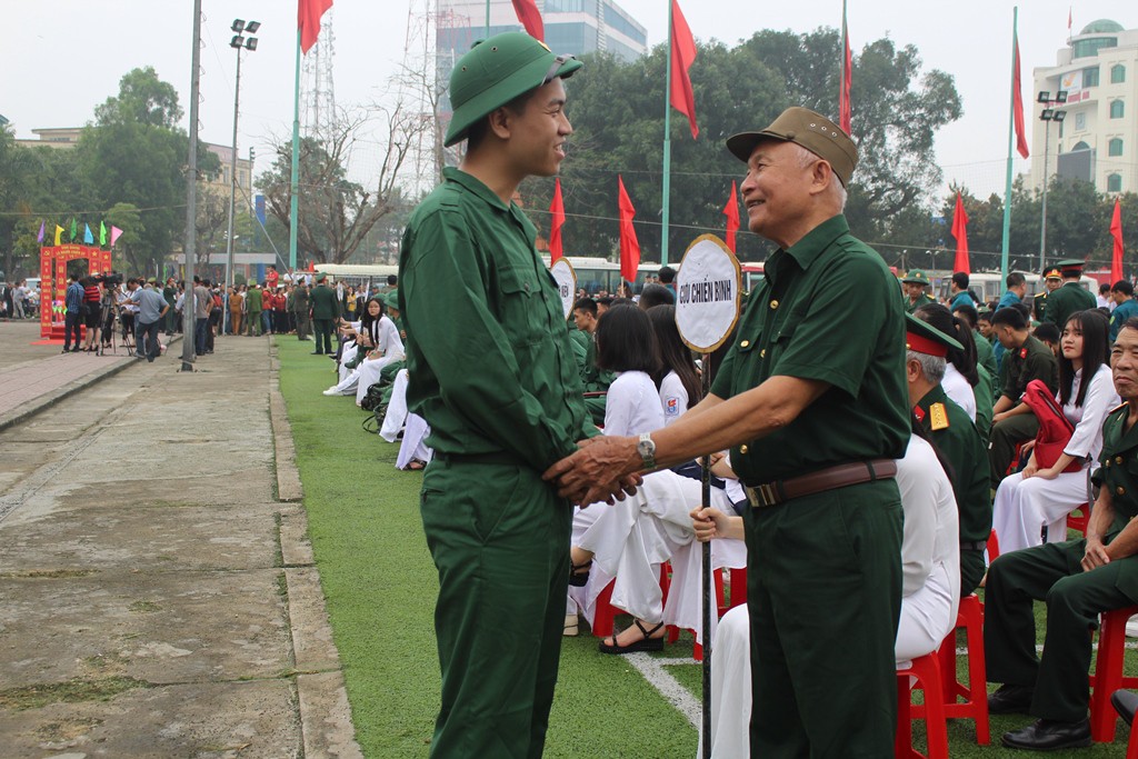 Ảnh: Những giọt nước mắt xúc động trong ngày hội bàn giao nhận quân tại Nghệ An