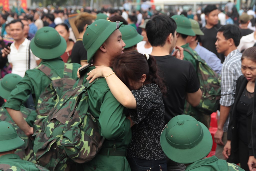 Ảnh: Những giọt nước mắt xúc động trong ngày hội bàn giao nhận quân tại Nghệ An