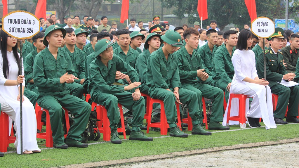 Ảnh: Những giọt nước mắt xúc động trong ngày hội bàn giao nhận quân tại Nghệ An