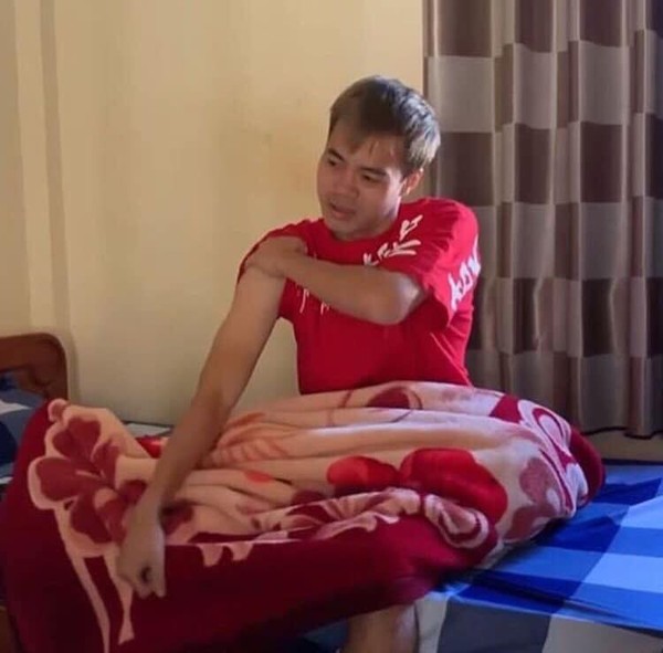 Xót xa hình ảnh Văn Toàn phòng không gối chiếc khi xa Công Phượng