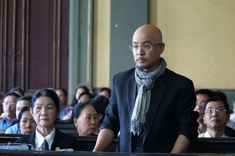 Những khoảnh khắc tranh tụng của vợ chồng ông chủ Trung Nguyên