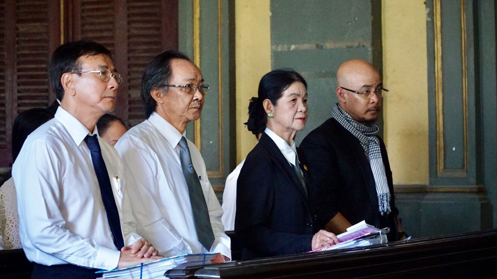 Những khoảnh khắc tranh tụng của vợ chồng ông chủ Trung Nguyên