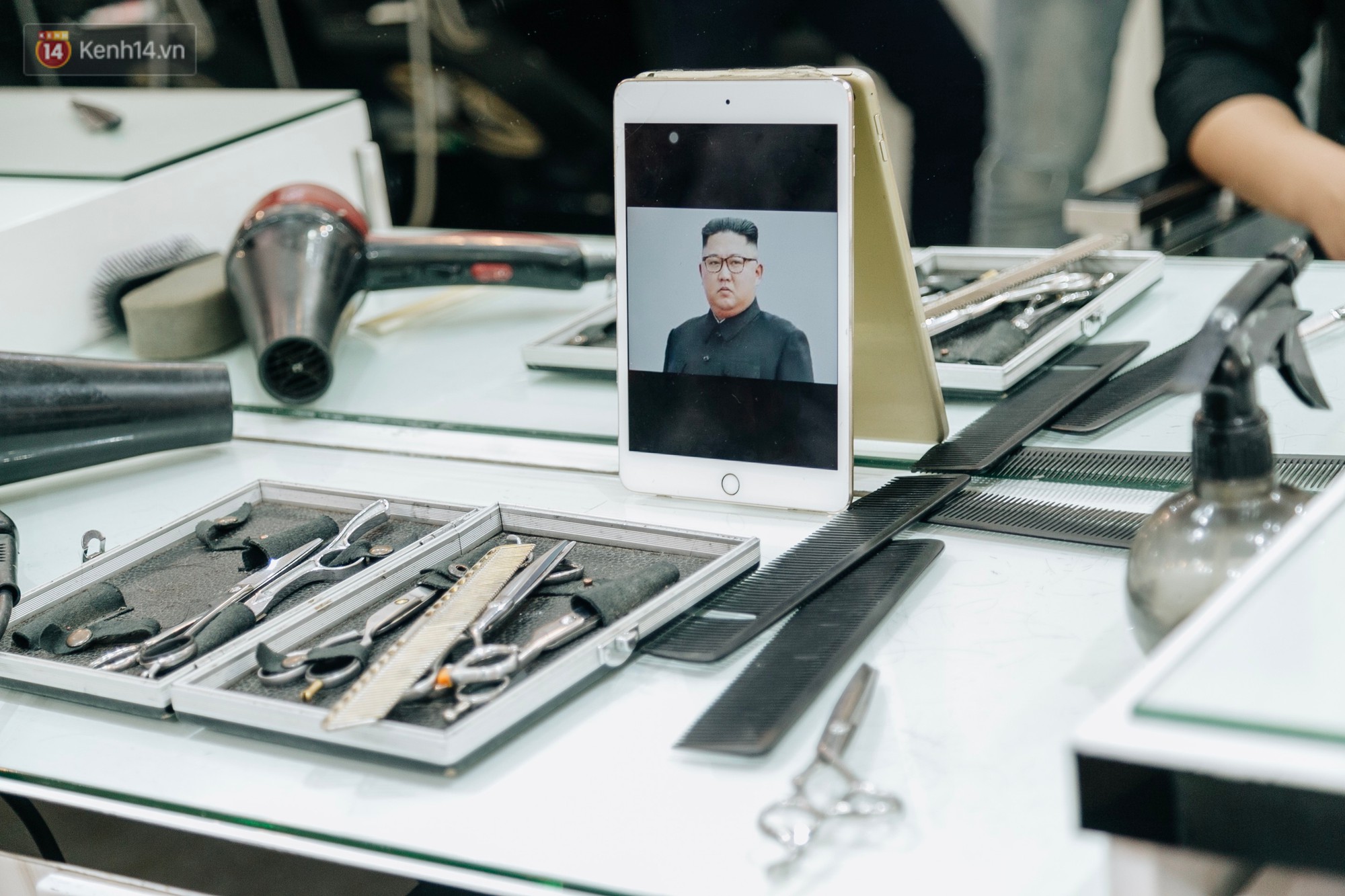 Người Hà Nội rủ nhau đi cắt miễn phí kiểu tóc giống Tổng thống Donald Trump và nhà lãnh đạo Kim Jong-un