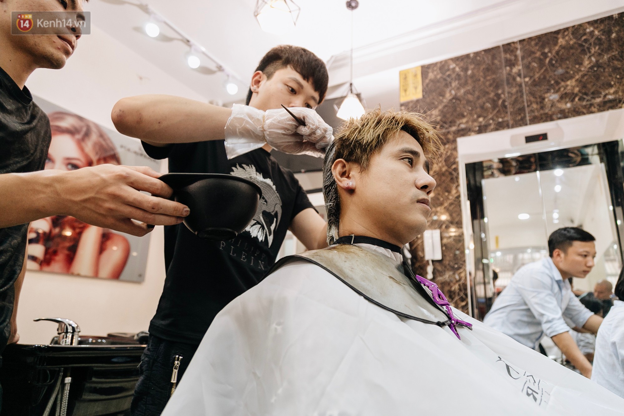 Người Hà Nội rủ nhau đi cắt miễn phí kiểu tóc giống Tổng thống Donald Trump và nhà lãnh đạo Kim Jong-un