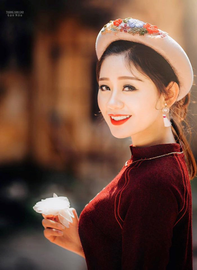 Cô giáo Lịch Sử bị học sinh chụp lén, đăng ảnh lên mạng vì xinh đẹp