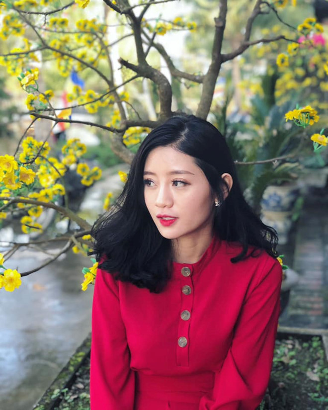 Cô giáo Lịch Sử bị học sinh chụp lén, đăng ảnh lên mạng vì xinh đẹp