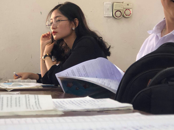 Cô giáo Lịch Sử bị học sinh chụp lén, đăng ảnh lên mạng vì xinh đẹp