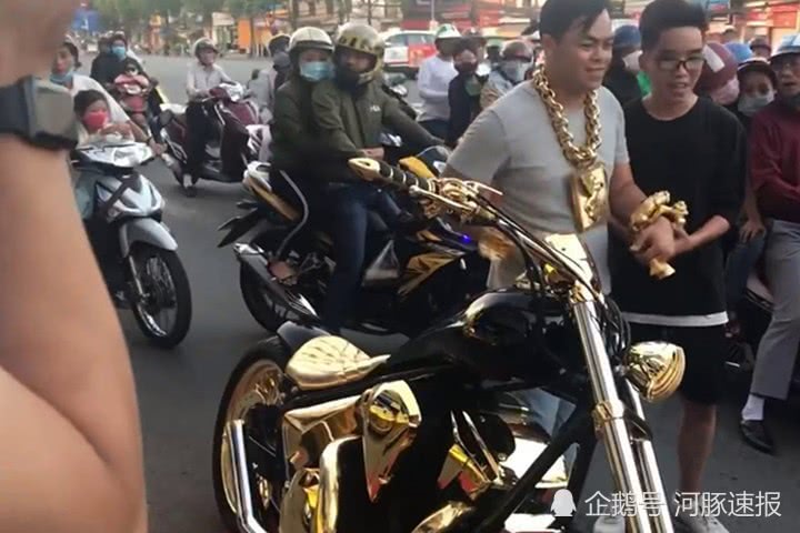 Đại gia người Việt lên báo nước ngoài nhờ đắp 13kg vàng lên người