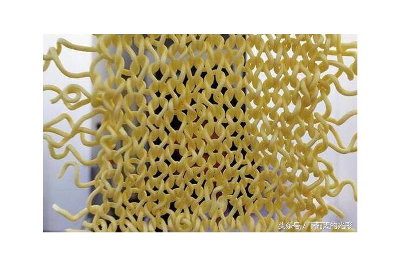 Dồn tình cảm đan chiếc khăn tặng bạn trai, cô gái trẻ bị phong danh hiệu nữ hoàng rảnh rỗi chỉ vì lý do này...