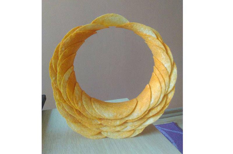 Dồn tình cảm đan chiếc khăn tặng bạn trai, cô gái trẻ bị phong danh hiệu nữ hoàng rảnh rỗi chỉ vì lý do này...