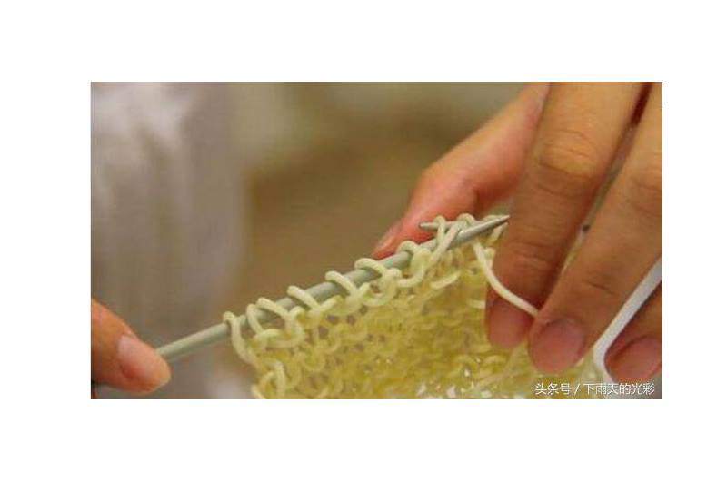 Dồn tình cảm đan chiếc khăn tặng bạn trai, cô gái trẻ bị phong danh hiệu nữ hoàng rảnh rỗi chỉ vì lý do này...