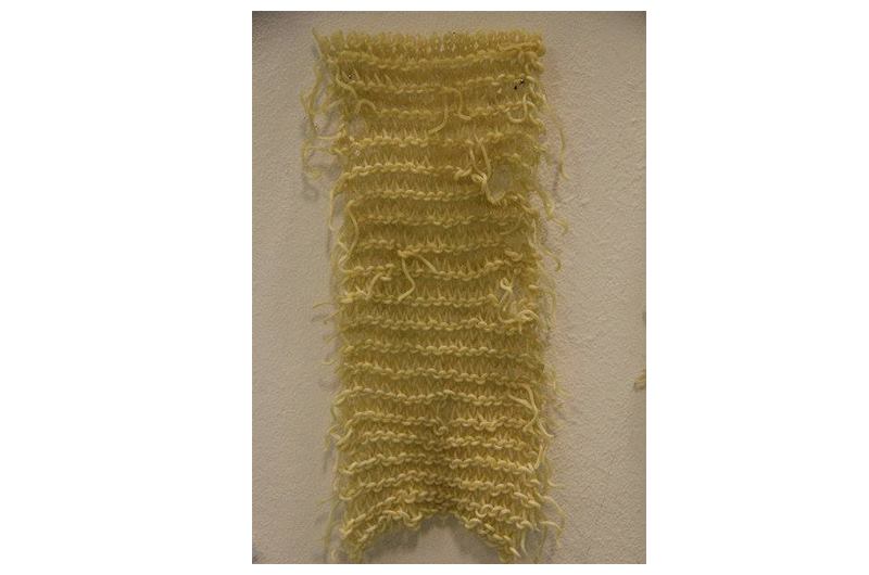 Dồn tình cảm đan chiếc khăn tặng bạn trai, cô gái trẻ bị phong danh hiệu nữ hoàng rảnh rỗi chỉ vì lý do này...